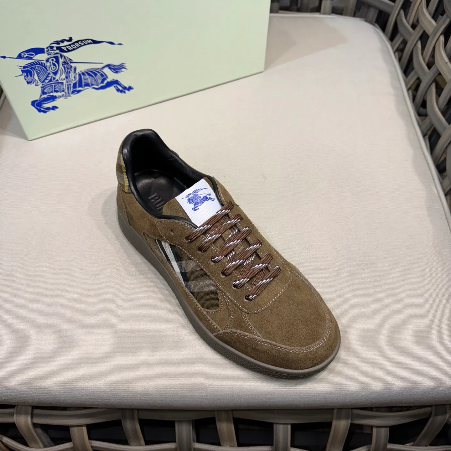 [Burberry] Top P: 680💰Size: 38-44 (45.46 custom-made) Burberry official website synchronized men's classic low-top sneakers | Made of original first-layer cowhide | Decorated with renewed brand logo | First-layer cowhide lining | Heel decorated with Burberry letter embossed logo | Original TPU outsole.